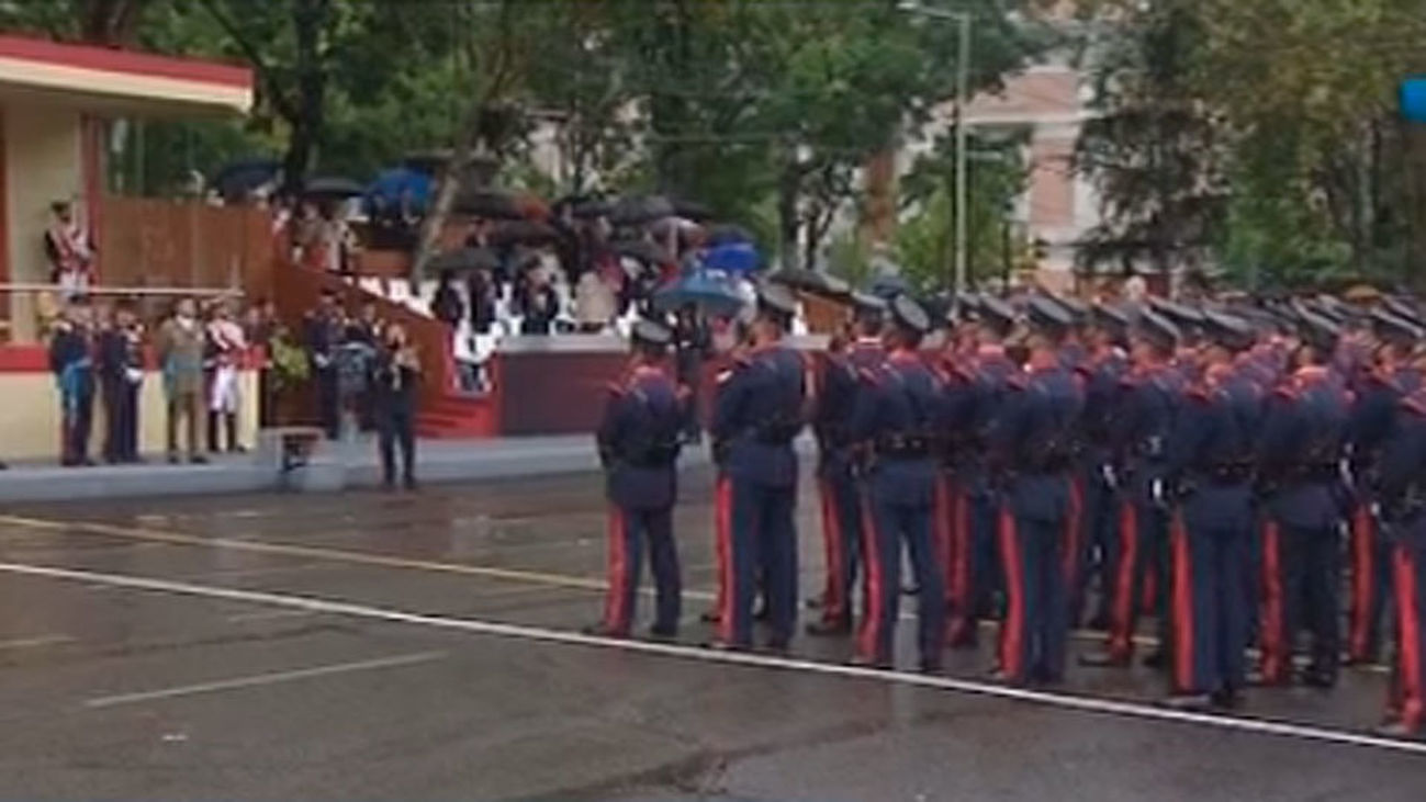 Iglesias, Carmena, Feijóo, Puigdemont, Urkullo y Uxue Barcos dejan sus sillas vacías en el desfile
