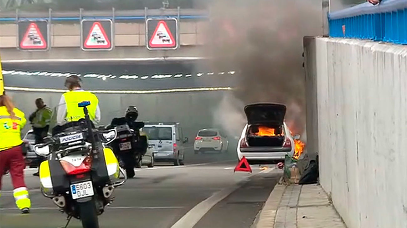 Incendio de un coche en la M-30 junto al Vicente Calderón