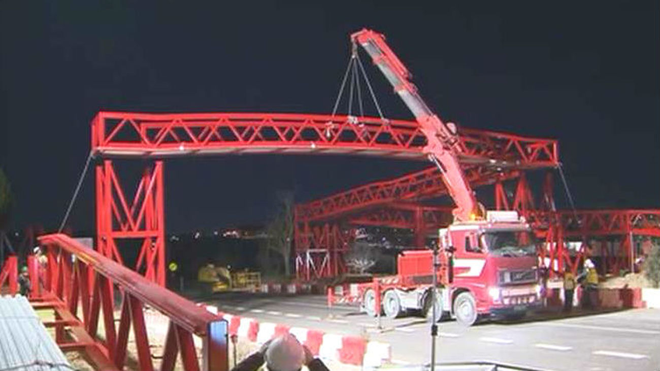 Instalada la pieza central de la pasarela peatonal en la M-513, en Boadilla del Monte