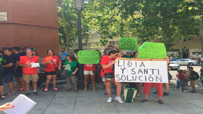 Miembros de la Plataformas Anti-desahucios se concentran durante la celebración del día de La Paloma