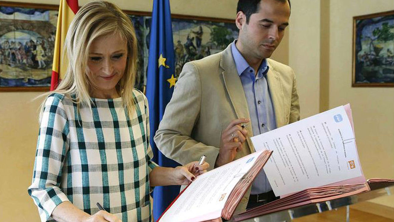 PP y C's firman el acuerdo de 80 puntos que hará presidenta a Cristina Cifuentes