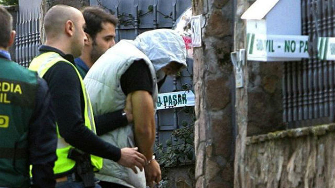 Patrick Nogueira reconstruye durante una hora en el chalé de Pioz el asesinato de su familia