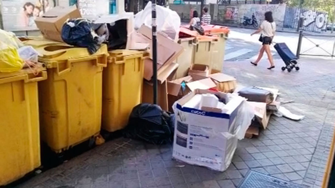 La Policía Municipal toma el control de la limpieza en las calles Madrid