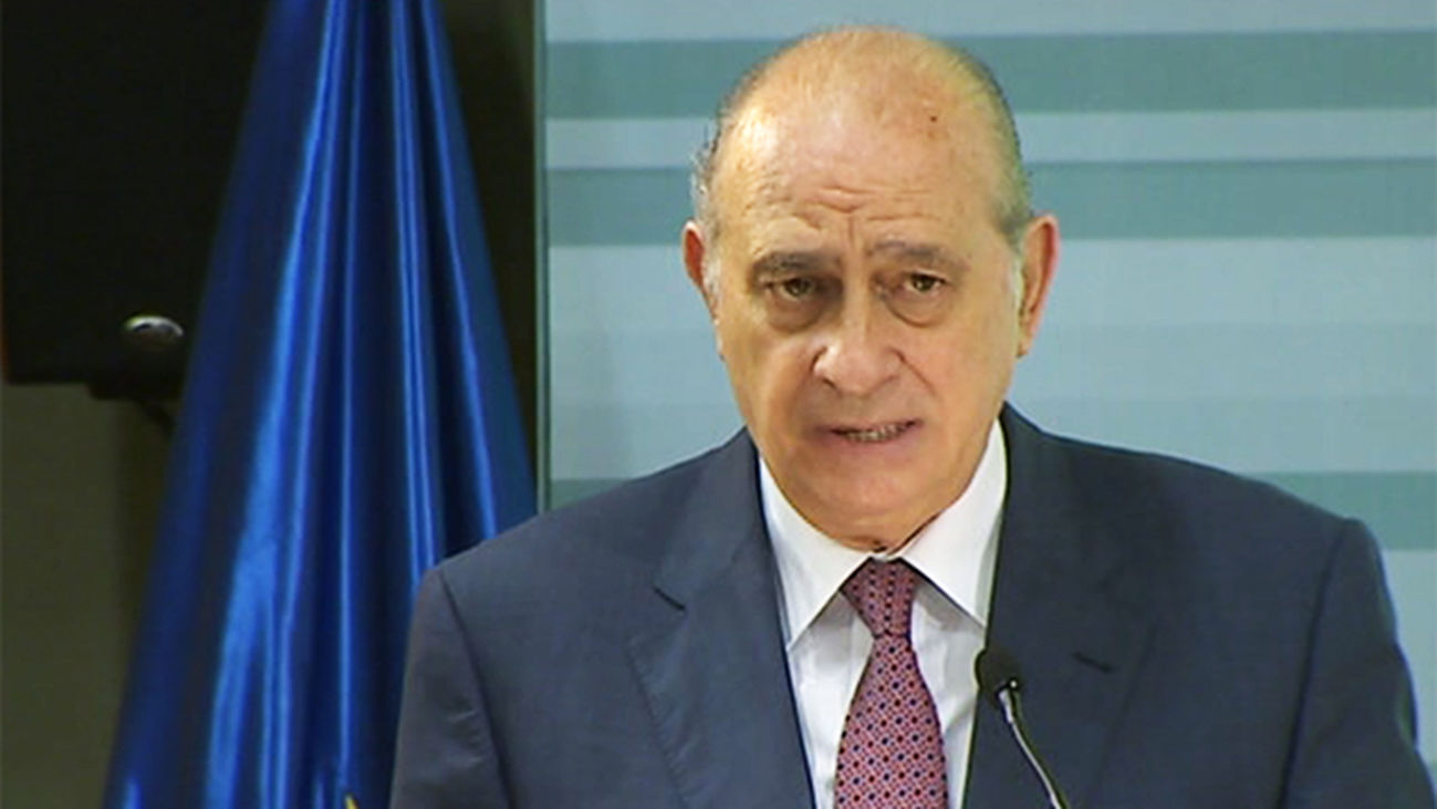 Reproches a la gestión del ministro del Interior, al que los diputados socialistas acusan de utilizar a la policía para espiar