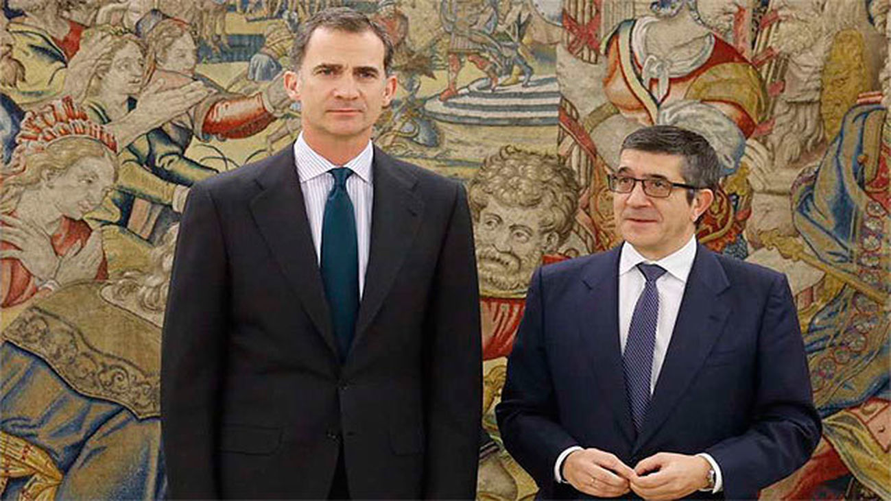 El Rey recibe a Patxi López, quien le facilita la lista de representantes de las formaciones que se reunirán con el Monarca