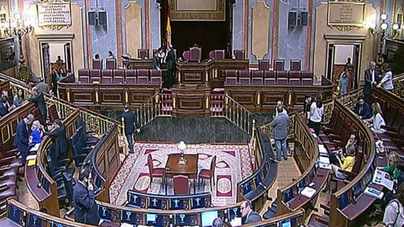 Sáenz de Santamaría y  Antonio Hernando se reprochan mutuamente casos de corrupción