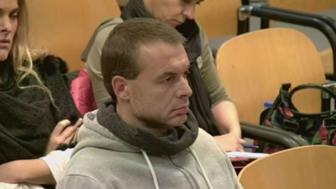 Sangre, una huella de zapatilla pequeña y restos de ADN, en el piso 'franco' de Ortiz