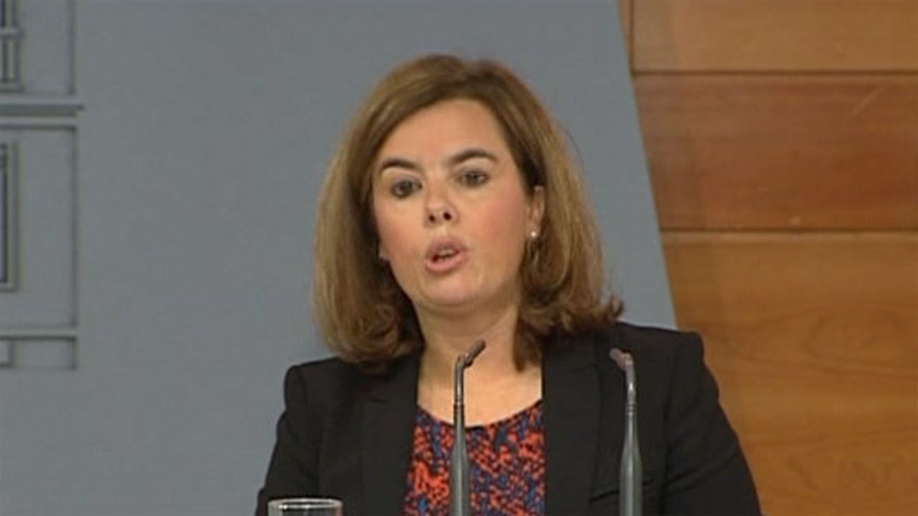 Santamaría tacha de "populista" la propuesta del PSOE de anular la reforma del artículo 135 de la Constitución