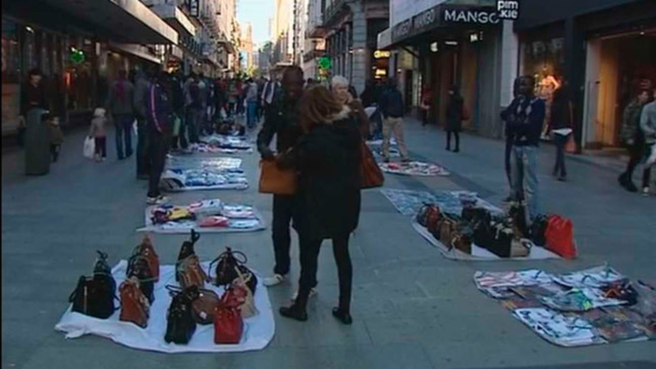 Suben en un año las actuaciones contra los manteros y bajan las agresiones a la Policía
