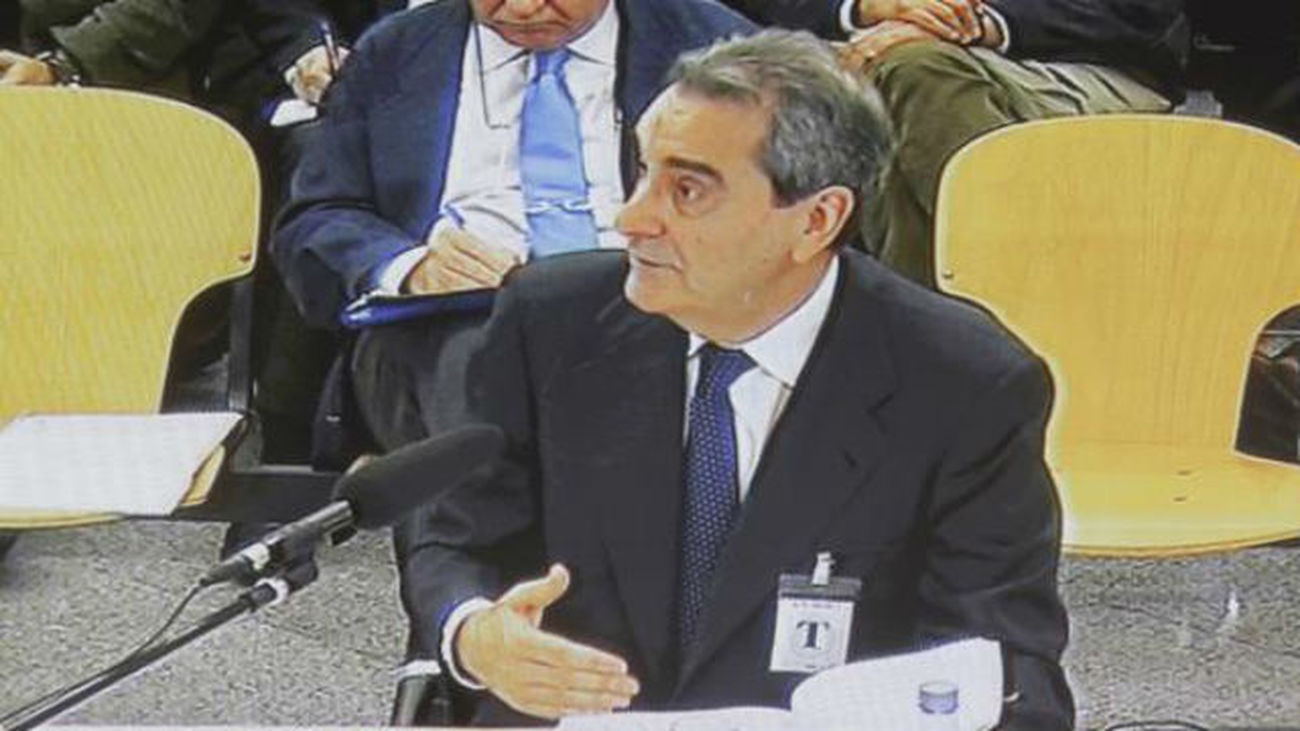 Terceiro dice que retribuir a consejeros con tarjetas es "inconcebible"