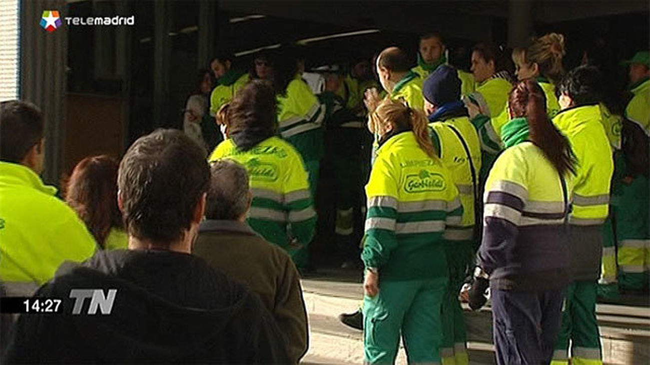 Trabajadores de la limpieza de Madrid cuestionan la propuesta de Manuela Carmena