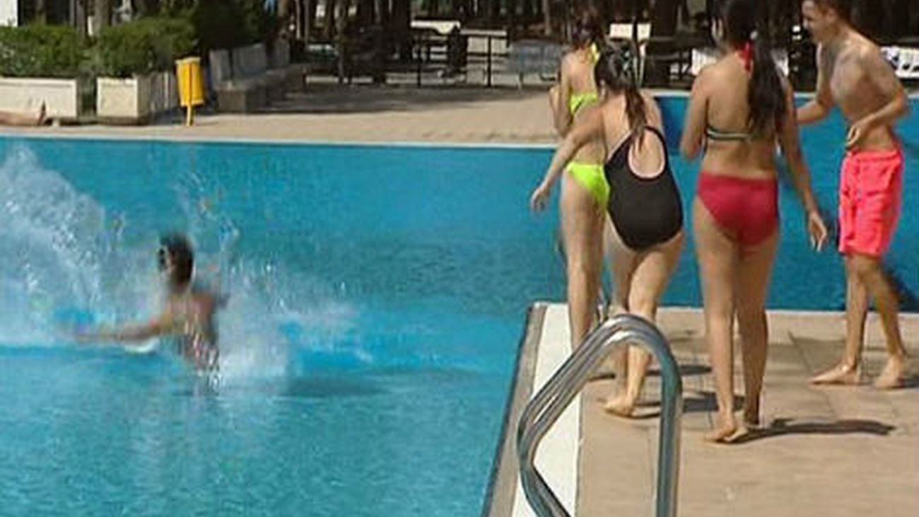 UGT denuncia agresiones a trabajadores en algunas de las piscinas municipales de la capital