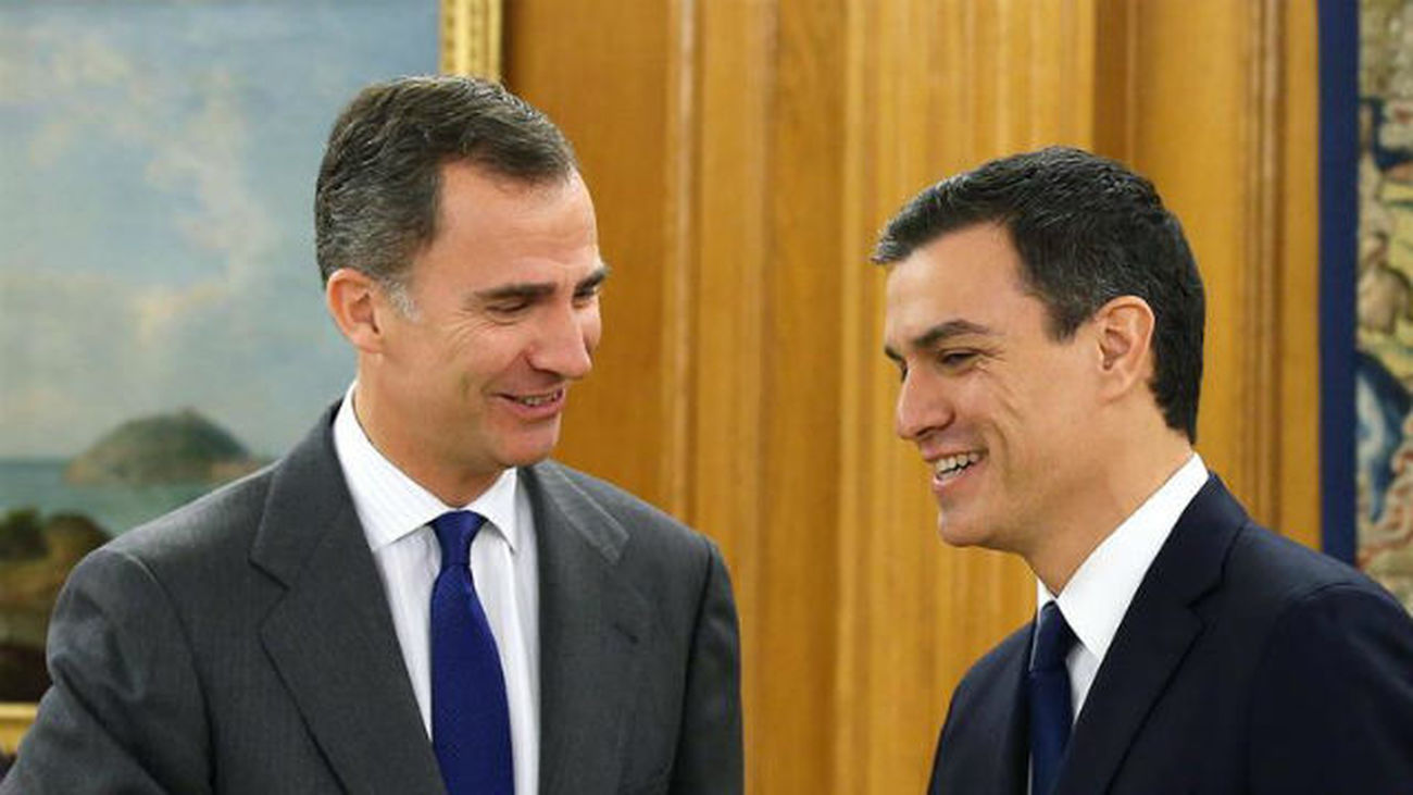 Felipe VI recibe hoy a los líderes del PSOE, Pedro Sánchez, y del PP, Mariano Rajoy