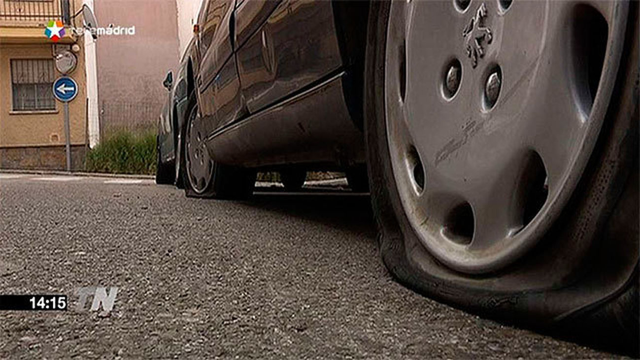 Vandalismo en Manzanares El Real, más de 30 coches amanecen con las ruedas pinchadas