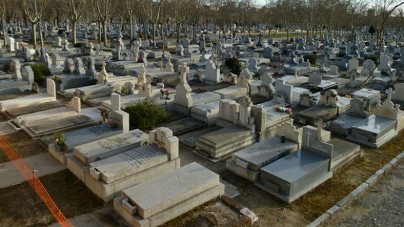 El Vaticano prohíbe conservar cenizas en casa o lanzarlas al aire o el mar