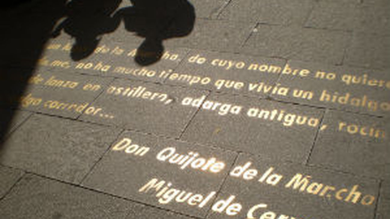 Vecinos y comerciantes del Barrio de las Letras, eufóricos por el descubrimiento de los restos de Cervantes