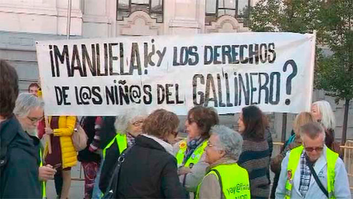 Vecinos de El Gallinero acuden a Cibeles a dar un tirón de orejas al Ayuntamiento de Madrid