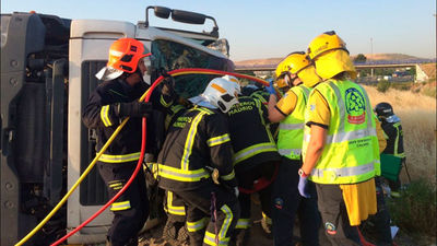 Vuelca un camión a la altura de Valdemingómez y los bomberos emplean una hora para rescatar al conductor