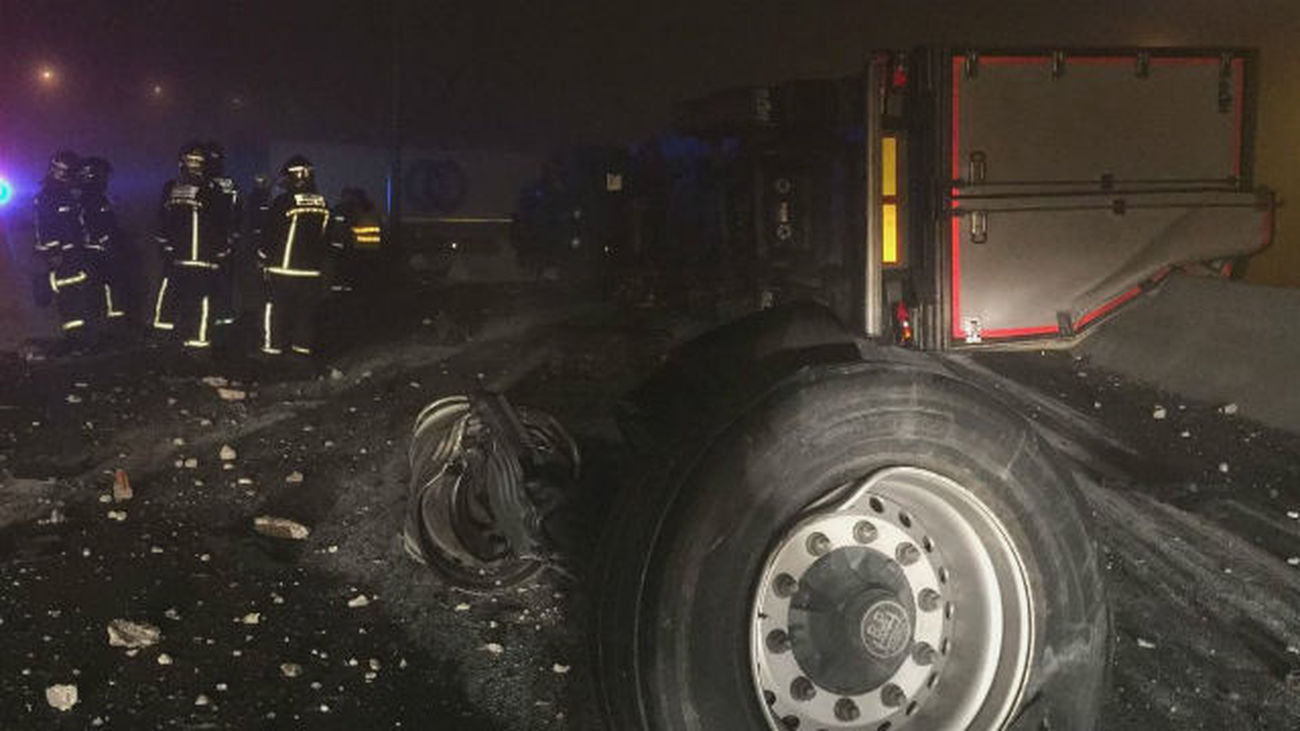 Un accidente de dos camiones trailer bloquea la M-50 durante varias horas