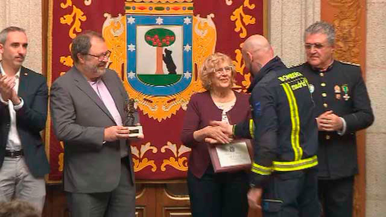 La alcaldesa de Madrid entrega las distinciones de los Bomberos