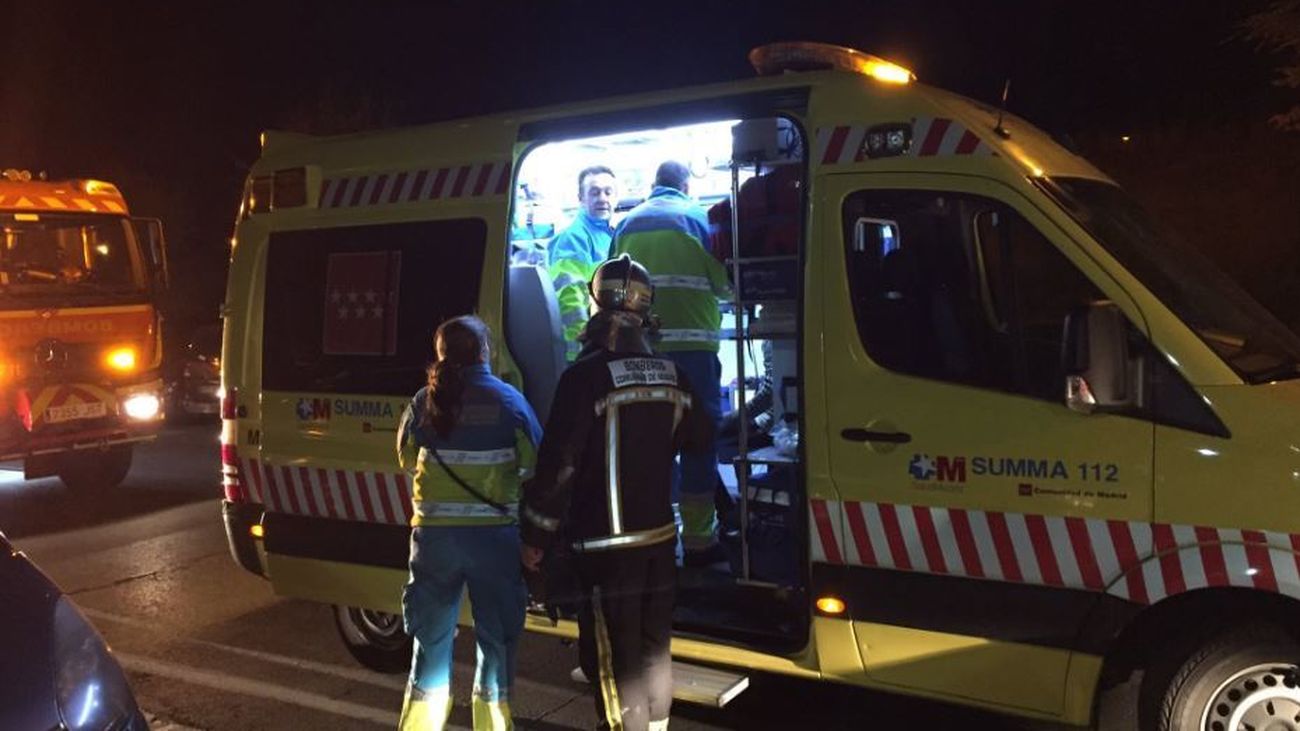 Un aparatoso incendio en vivienda de Móstoles provoca doce intoxicados por humo