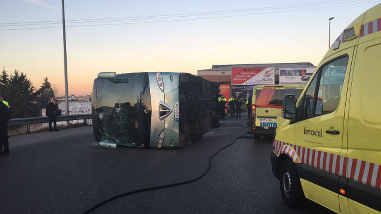 Un autobus escolar vuelca en la M-506, al menos 17 heridos leves