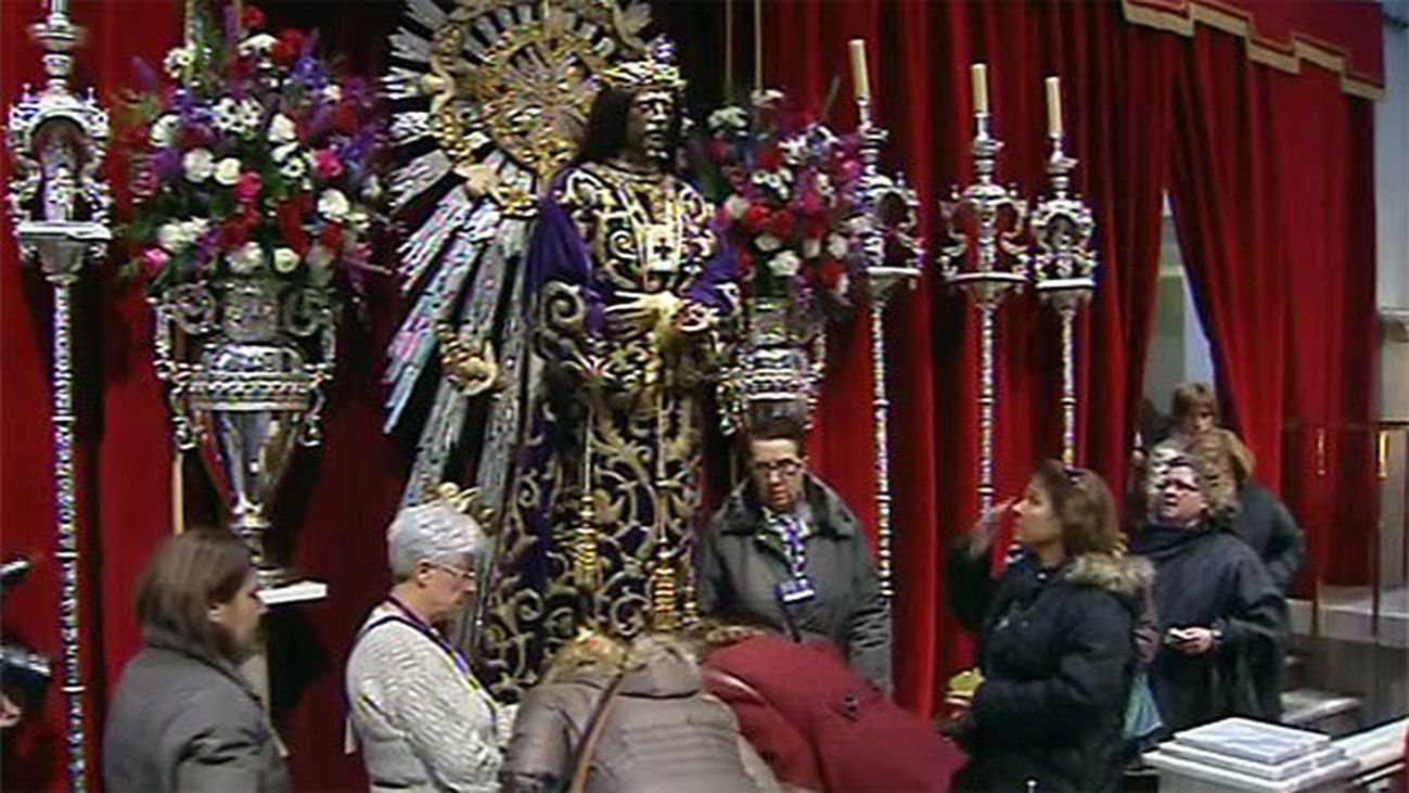 La basílica del Cristo de Medinaceli abre sus puertas a miles de fieles que han esperado más de veinte horas