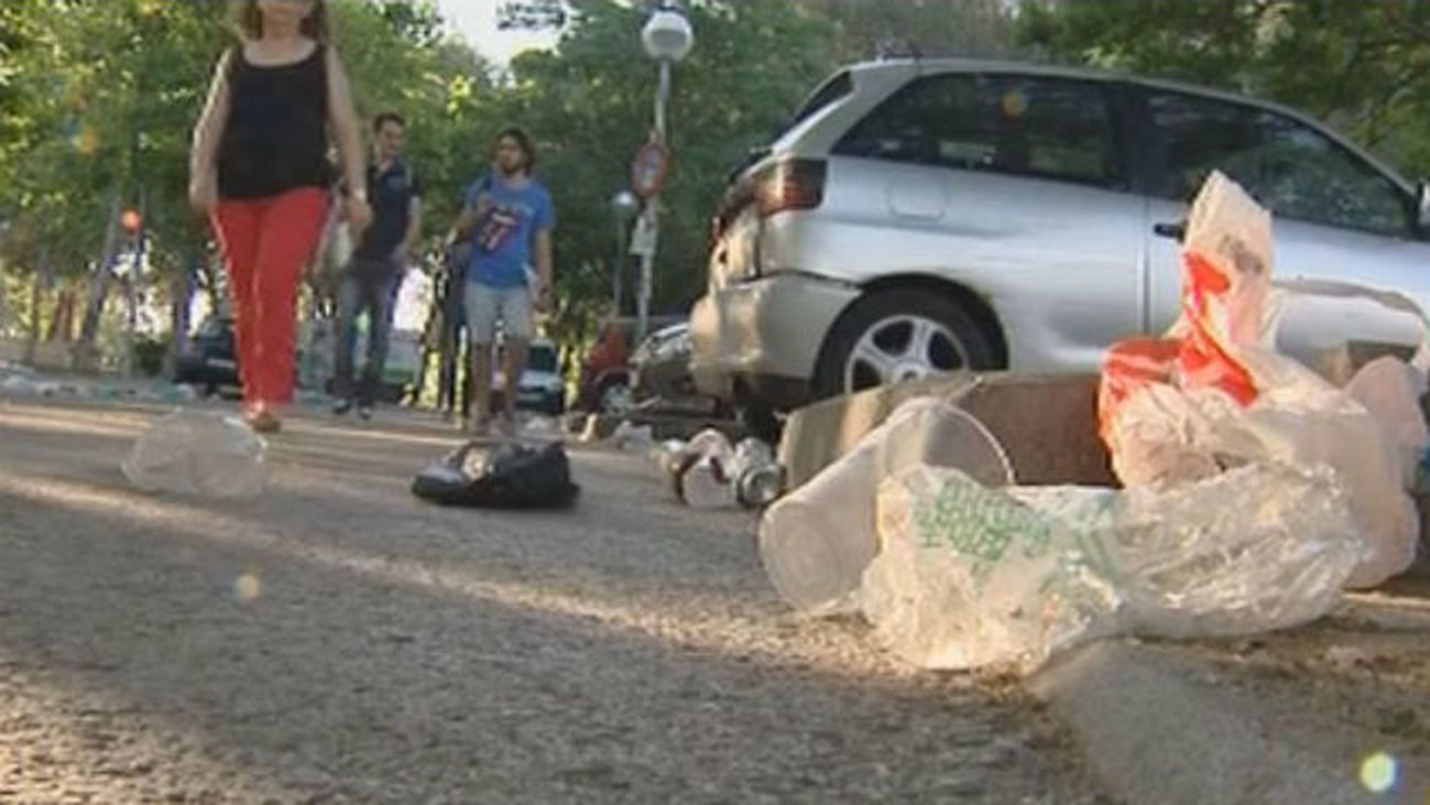 El botellón en la Complutense convierte el campus en un vertedero de basura