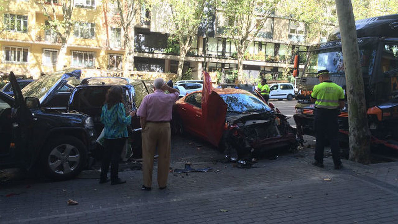 Un camión sin conductor hiere a una mujer y arrolla a 6 vehículos en Madrid