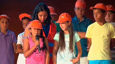 Un centenar de niños reciben de Carmena el carné de 'voluntarios' por combatir el acoso