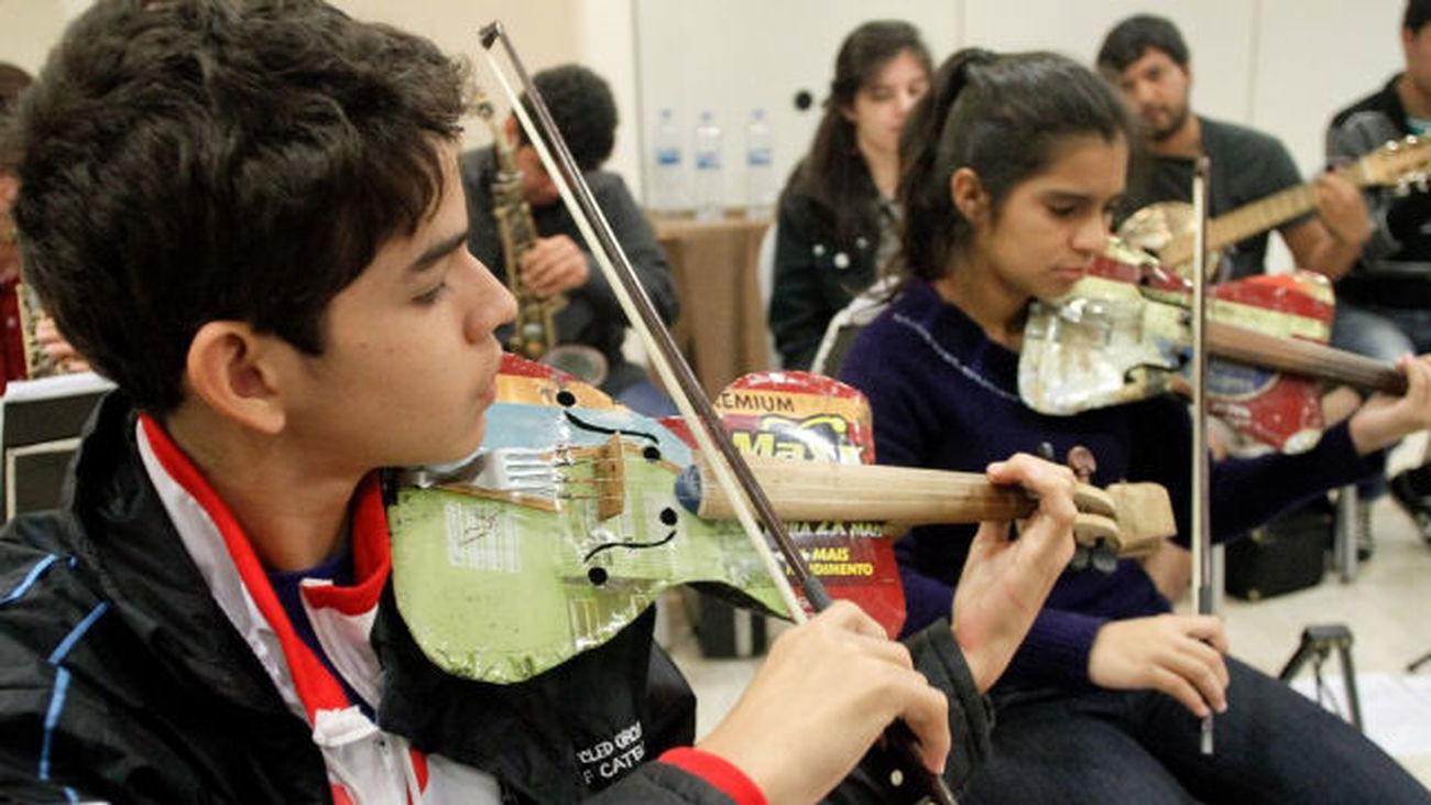 Nos colamos en el ensayo de la Orquesta de Instrumentos Reciclados de Cateura