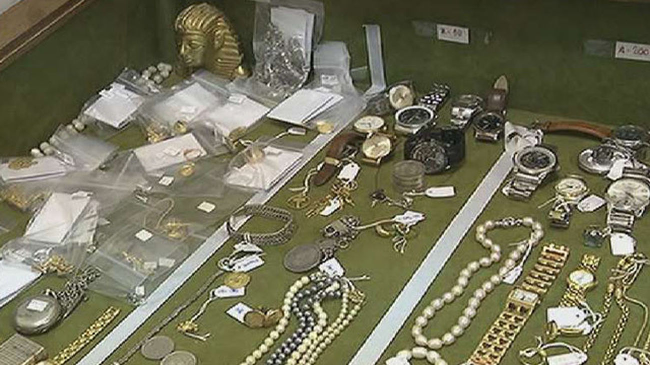 Dos detenidos cuando se repartían un centenar de joyas robadas en Latina