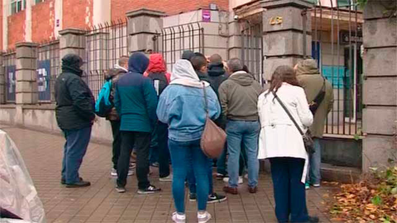 La puerta del antiguo edificio del NO-DO tapiadas, después de que la Policía desalojara a las 18 personas