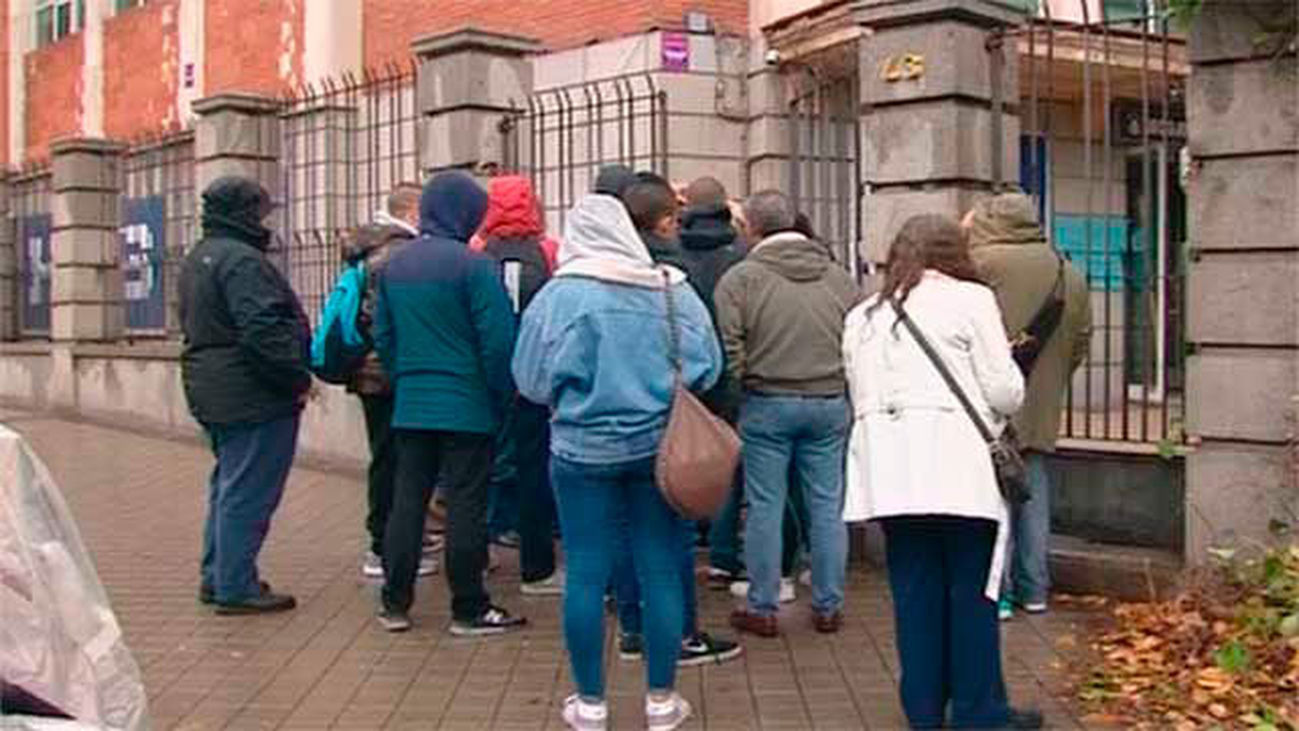 La puerta del antiguo edificio del NO-DO tapiadas, después de que la Policía desalojara a las 18 personas