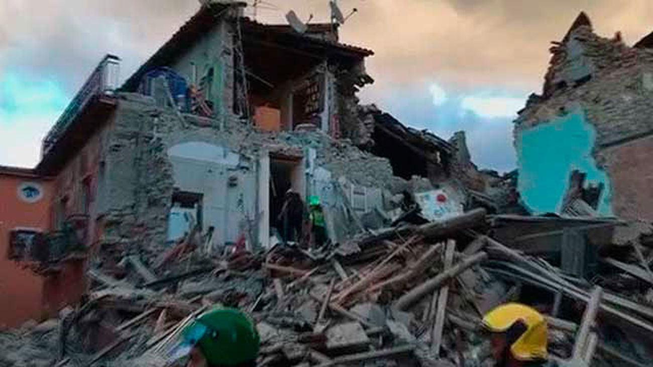 Los equipos de rescate siguen buscando desaparecidos bajo los escombros de Amatrice