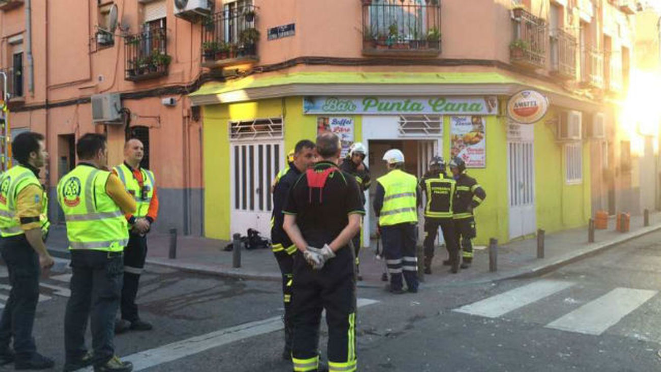 Un herido grave y tres leves en una explosión en la cocina de un bar en Puente de Vallecas