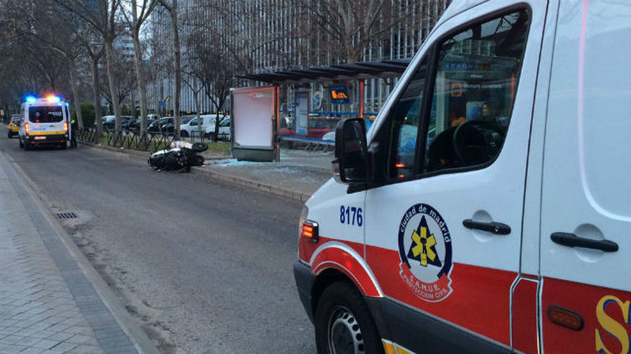 Cuatro heridos leves tras chocar un motorista con una marquesina en la Castellana