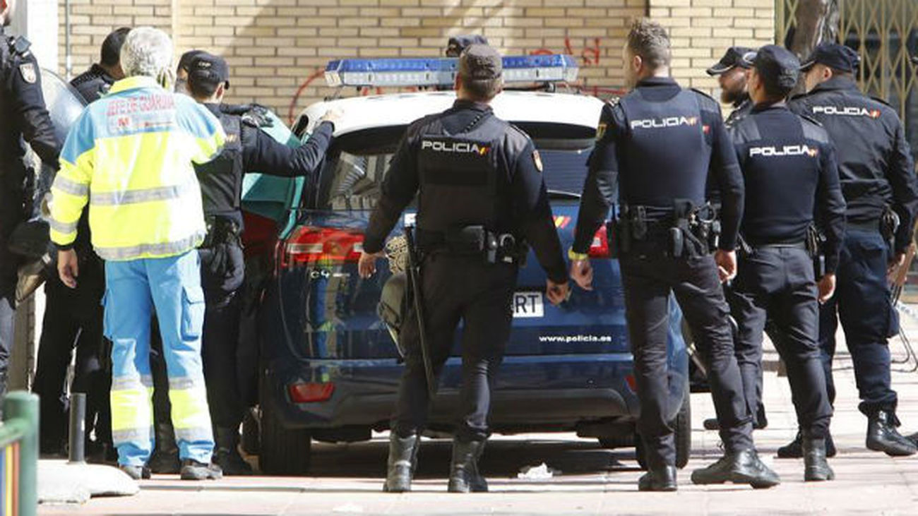 Un hombre dispara a su pareja en la pierna y se atrinchera en su casa en Orcasitas