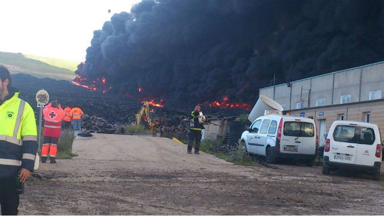 Un incendio en un cementerio de neumáticos de Seseña obliga a activar el nivel 1 de alerta por la nube de humo