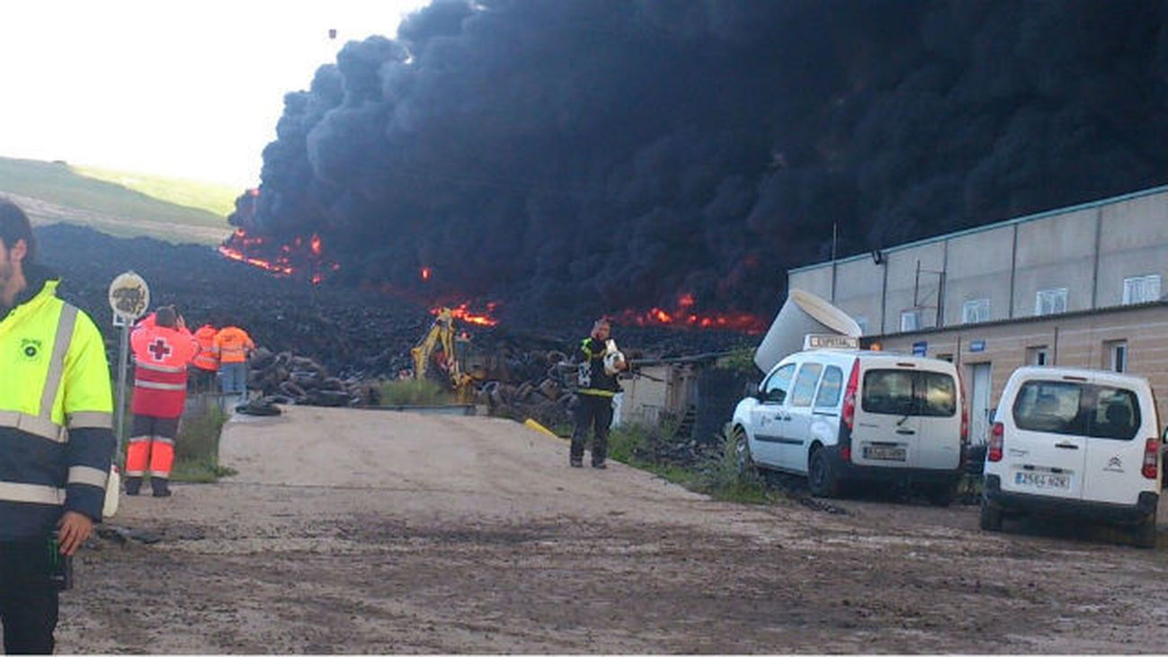 Un incendio en un cementerio de neumáticos de Seseña obliga a activar el nivel 1 de alerta por la nube de humo