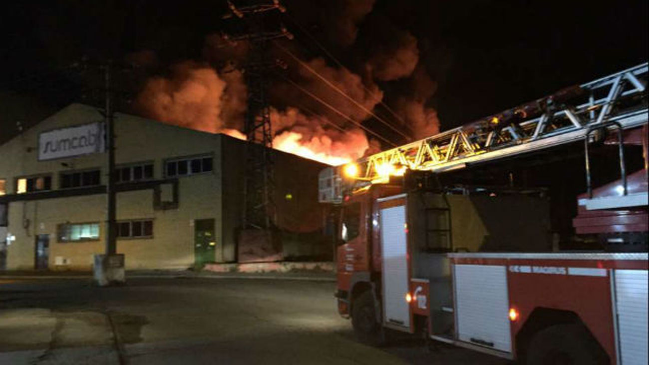 Un incendio destruye completamente nave industrial en polígono de Getafe