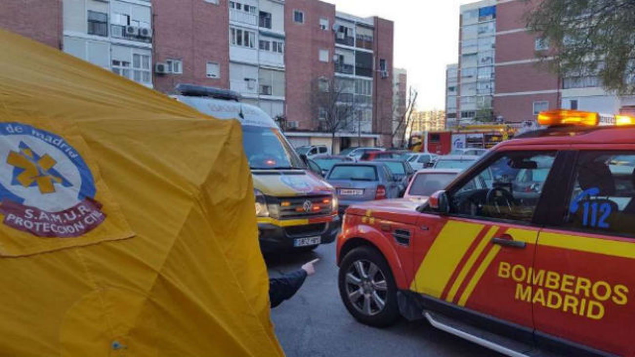 Cuatro intoxicados, entre ellos grave una niña, por un incendio en un piso de Fuencarral