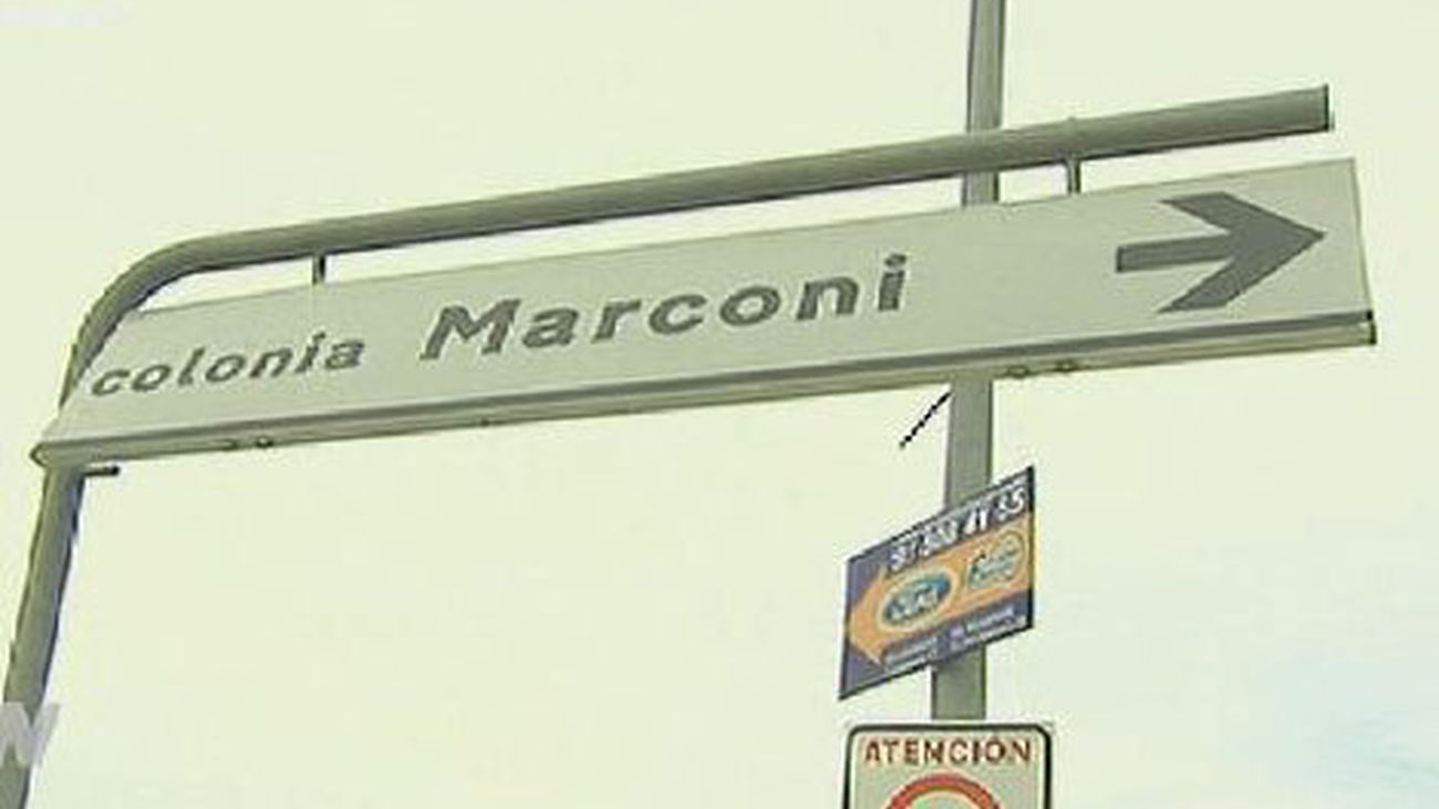 Las calles y jardines de la colonia Marconi de Villaverde, convertidas en una escombrera ilegal