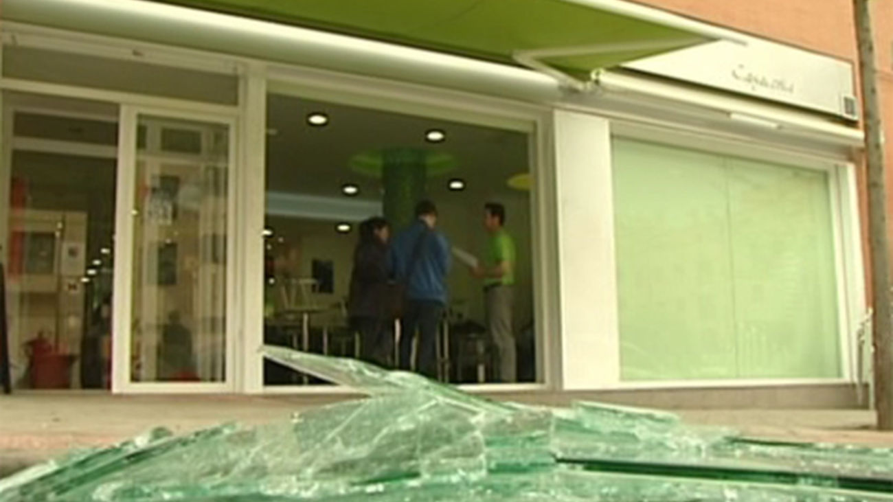 Cinco jóvenes roban en una farmacia del Barrio del Pilar y se llevan la caja registradora... vacía