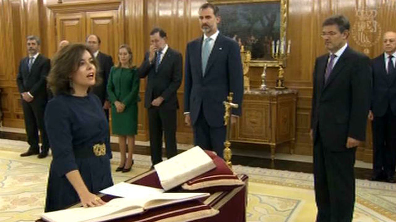 Los 13 ministros del Gobierno Rajoy juran su cargo, salvo Santamaría y Cospedal que optaron por la promesa