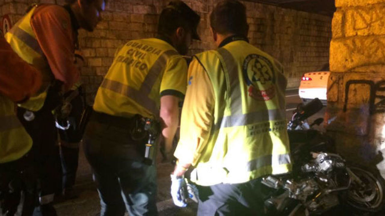 Un motorista de 59 años muere tras empotrarse contra un muro en una salida de la A-6