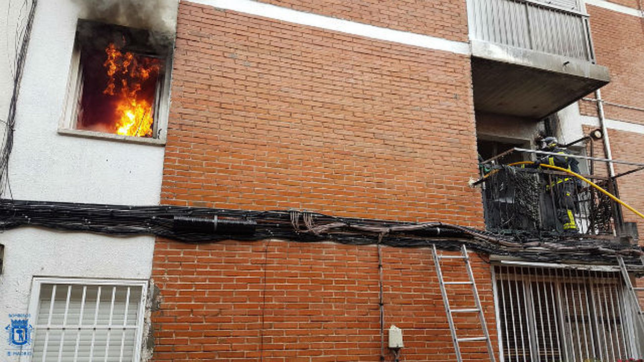 Una mujer muerta y 23 heridos por un incendio en una vivienda de Madrid