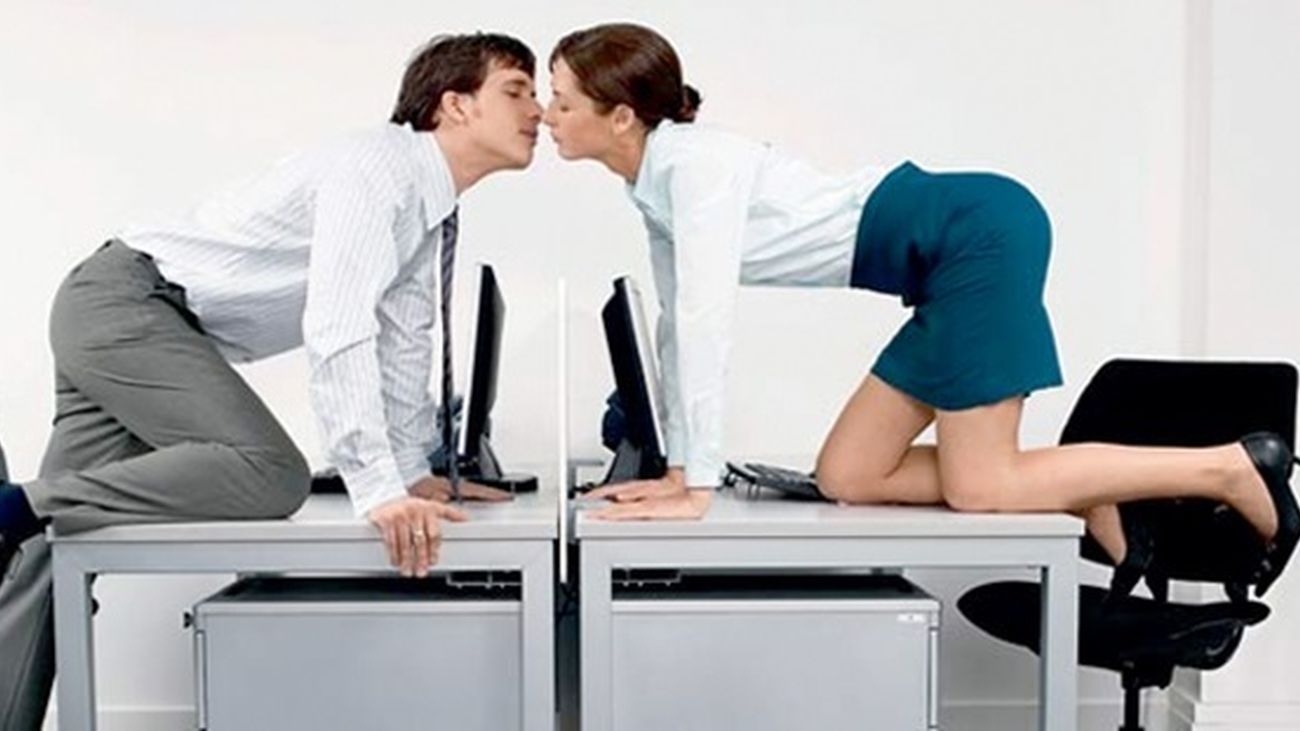 Las mujeres necesitan trabajar dos meses mas para igualar salario con los hombres