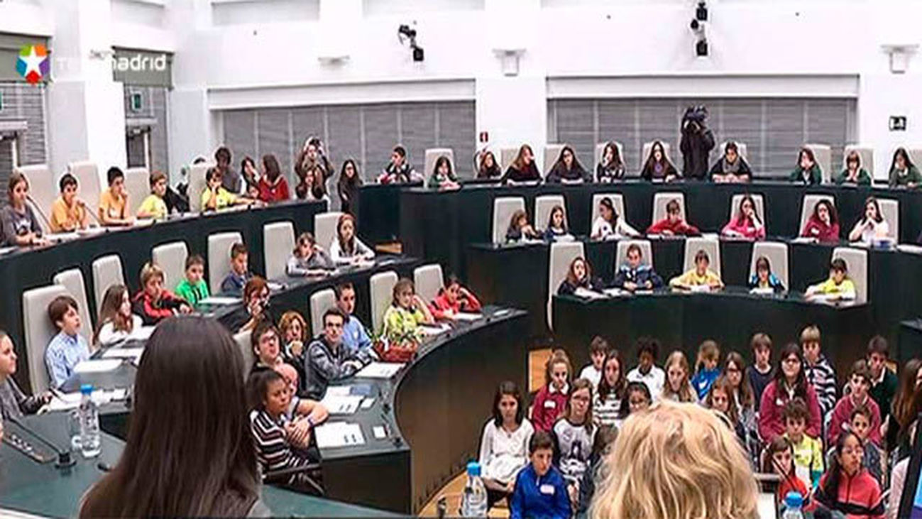 Los niños se convierten en concejales por un día y piden a Carmena más zonas de ocio