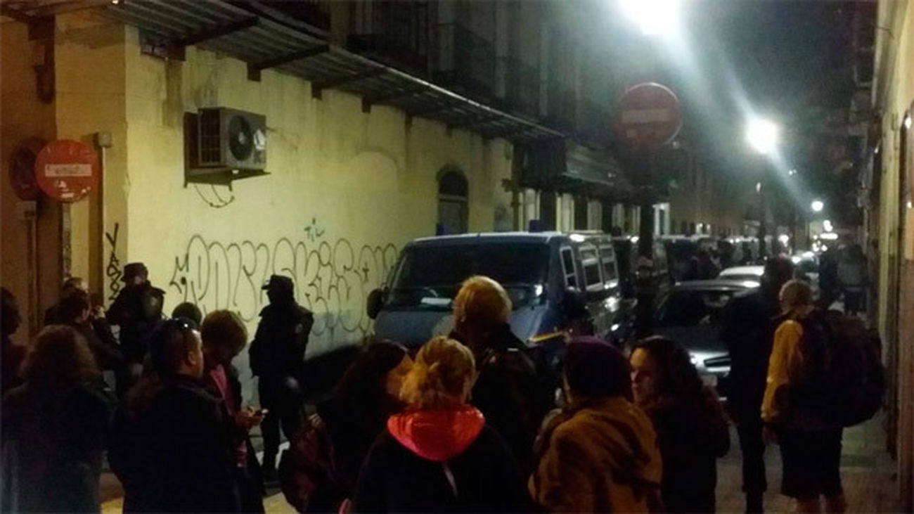 La oposición critica a Ahora Madrid por manifestarse en el desalojo de un edificio ocupado